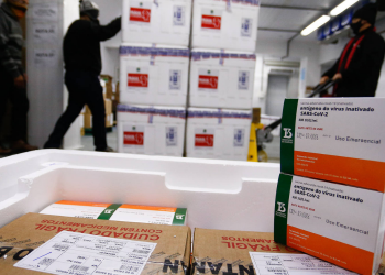 Saúde recebe mais doses e começa a distribuir 377,5 mil vacinas nesta quarta; veja divisão
