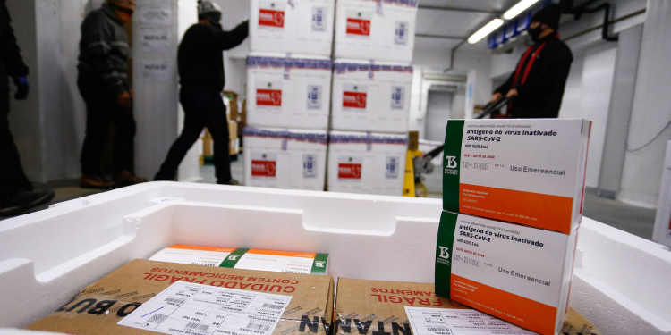 Saúde recebe mais doses e começa a distribuir 377,5 mil vacinas nesta quarta; veja divisão