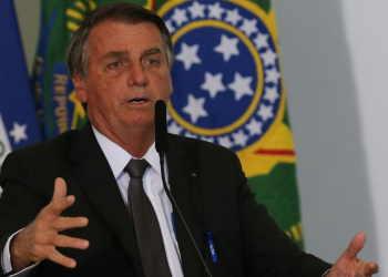 Bolsonaro passa por exames para investigar soluços