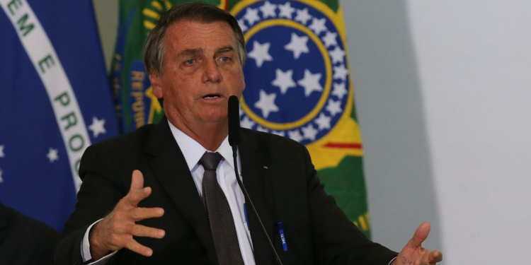 Bolsonaro passa por exames para investigar soluços