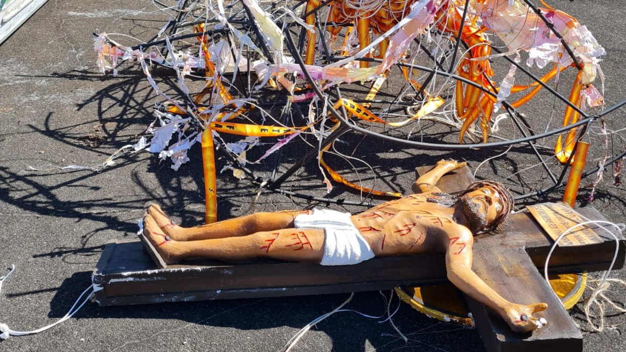A imagem de Jesus Cristo que estava pendurada no balão ficou intacta - Divulgação/Corpo de Bombeiros