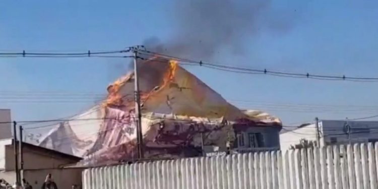 Queda de balão provoca incêndio no Boqueirão, em Curitiba