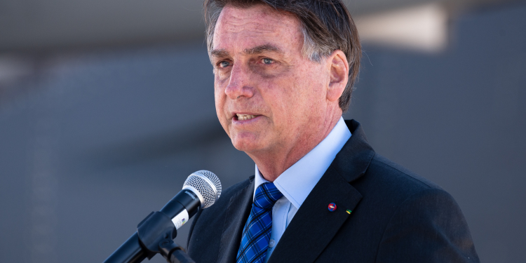 Bolsonaro diz que recebeu oferta direta para compra da CoronaVac de fabricante e levanta suspeita sobre Butantan