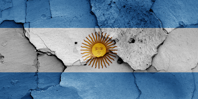 Argentina segura desvalorização do peso para controlar inflação