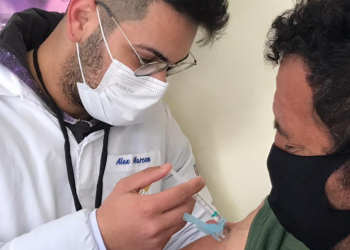 PESSOAS EM SITUAÇÃO DE RUA SÃO IMUNIZADAS CONTRA A COVID-19 EM GUARAPUAVA