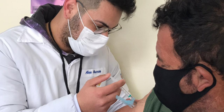 PESSOAS EM SITUAÇÃO DE RUA SÃO IMUNIZADAS CONTRA A COVID-19 EM GUARAPUAVA