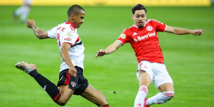 SÃO PAULO SUPERA O INTERNACIONAL E VENCE A PRIMEIRA NO BRASILEIRÃO