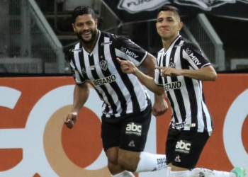 COM DOIS GOLS DE SAVARINO, ATLÉTICO-MG BATE O FLAMENGO PELO BRASILEIRÃO