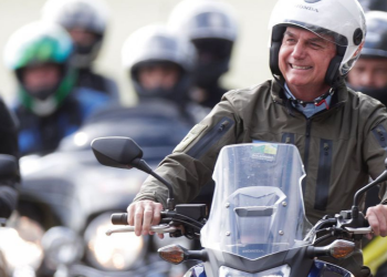 Bolsonaro participa de motociata em Porto Alegre