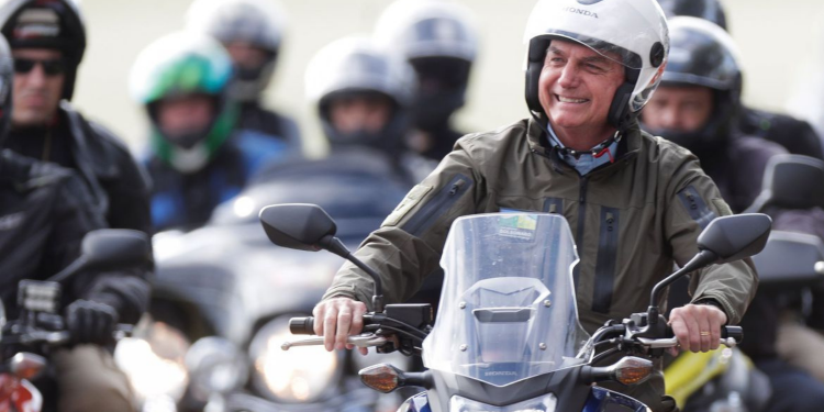 Bolsonaro participa de motociata em Porto Alegre