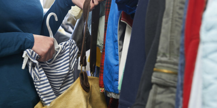 Mulher é presa por suspeita de roubo em lojas, na região central de Guarapuava