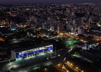 Prédios públicos ficaram azul nesta semana para conscientizar sobre Síndrome do X Frágil