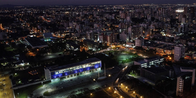 Prédios públicos ficaram azul nesta semana para conscientizar sobre Síndrome do X Frágil