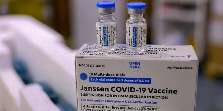 Paraná recebe 548 mil vacinas contra a Covid-19 para continuar campanha de imunização