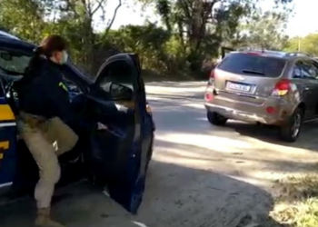 PRF apreende 345 mil reais sem procedência escondidos no fundo falso de uma carro