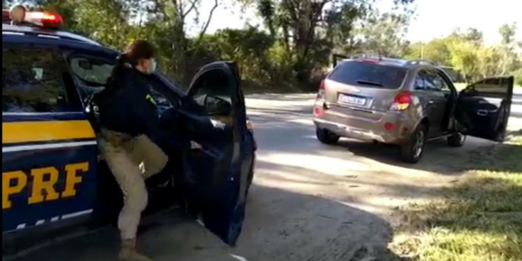 PRF apreende 345 mil reais sem procedência escondidos no fundo falso de uma carro