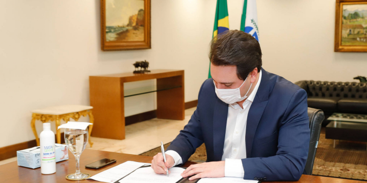 Com avanço da vacinação e queda nos indicadores, Paraná diminui restrições