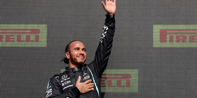 Hamilton é vítima de ofensas racistas nas redes após GP da Inglaterra