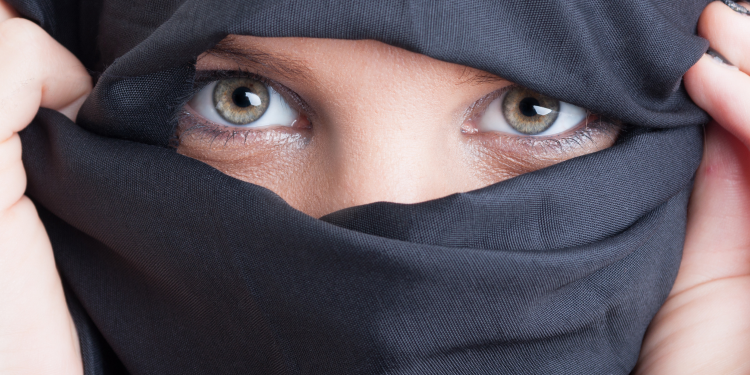 UE permite proibição do véu islâmico no horário de trabalho