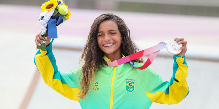 Rayssa Leal, a Fadinha, fatura prata no skate street em Tóquio 2020