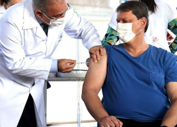 No DF, Queiroga aplica vacina em Tarcísio de Freitas e André Mendonça