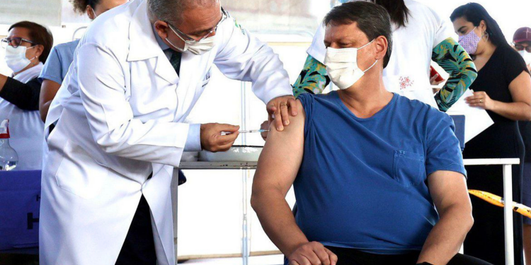 No DF, Queiroga aplica vacina em Tarcísio de Freitas e André Mendonça