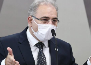 Queiroga diz que intervalo da Pfizer deve cair para 3 semanas