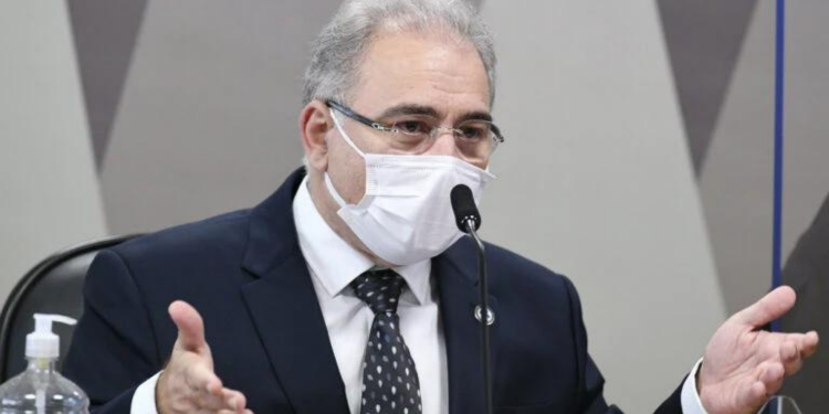 Queiroga diz que intervalo da Pfizer deve cair para 3 semanas