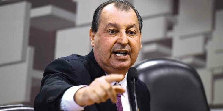 Aziz reforça convocação de Facebook, Google e Twitter à CPI