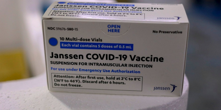 Estado começa a distribuir novas doses para população em geral; veja divisão por regional