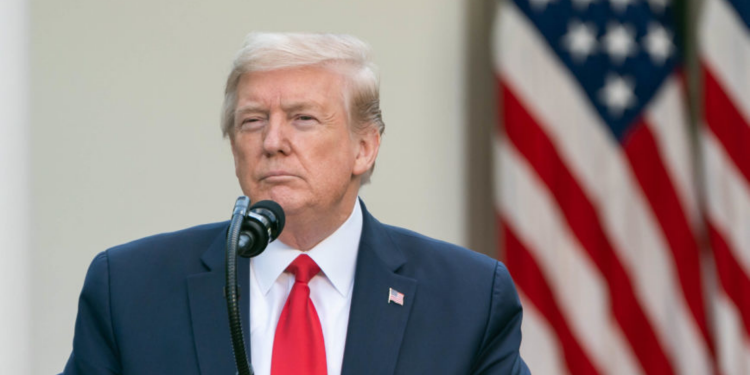 Trump critica homens biológicos competindo em esportes femininos