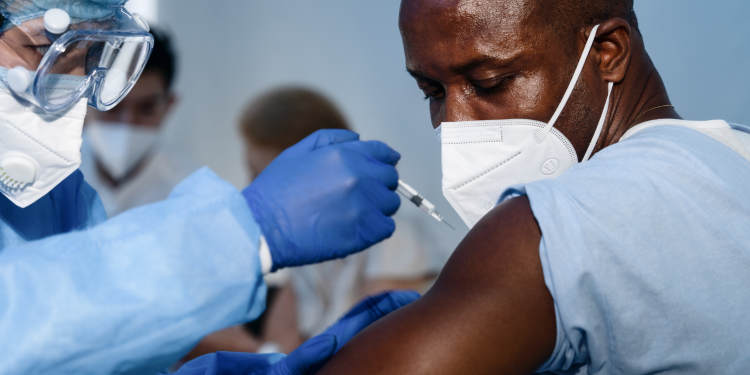 Municípios que já tenham imunizado caminhoneiros devem seguir com vacinação da população em geral, orienta SESA