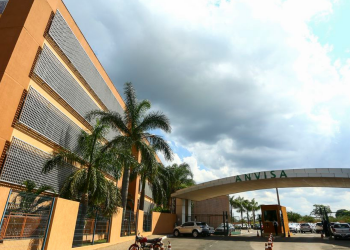 Anvisa alerta para casos de doenças após vacinação contra a covid-19