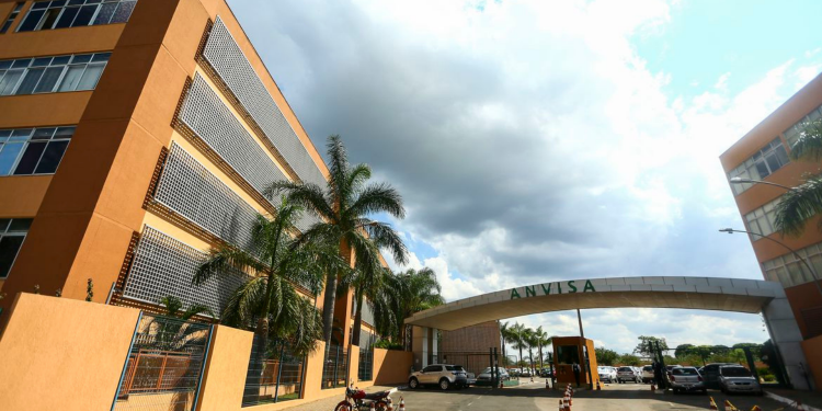 Anvisa alerta para casos de doenças após vacinação contra a covid-19