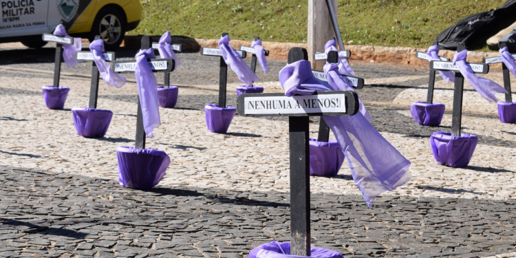 EXPOSIÇÃO DE 73 CRUZES MARCAM O DIA ESTADUAL DE COMBATE AO FEMINICÍDIO EM GUARAPUAVA