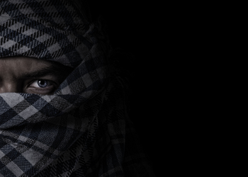 Extremista muçulmano golpeia irmão com facão após saber de sua conversão ao Evangelho