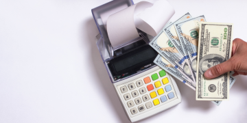 Dólar amplia perdas e vai abaixo de R$5,00 após dados de emprego dos EUA