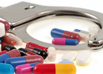 Polícia Militar cumpre mandado de busca em residência e encontra criança em meio à drogas e anabolizantes, em Guarapuava