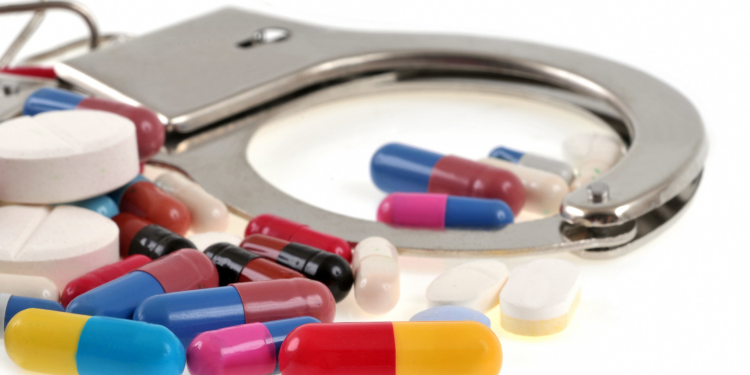 Polícia Militar cumpre mandado de busca em residência e encontra criança em meio à drogas e anabolizantes, em Guarapuava