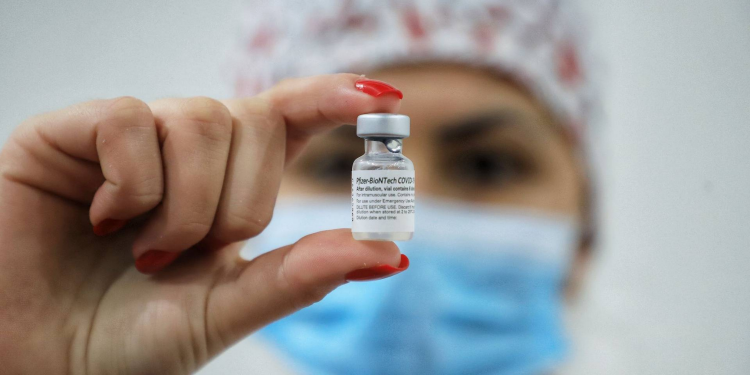 Com 7,5 milhões de doses aplicadas, PR passa Bahia e chega a 66% dos adultos imunizados