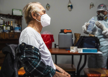 Quatro variantes da Covid-19 circulam em 11 países da América Latina, diz Opas