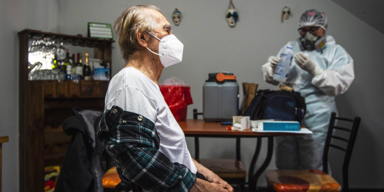 Quatro variantes da Covid-19 circulam em 11 países da América Latina, diz Opas