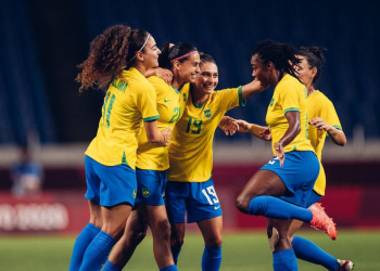 Seleção feminina de futebol bate a Zâmbia e pega o Canadá nas quartas