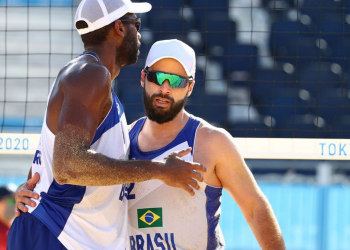 Olimpíada: Evandro e Bruno Schmidt seguem invictos no vôlei de praia