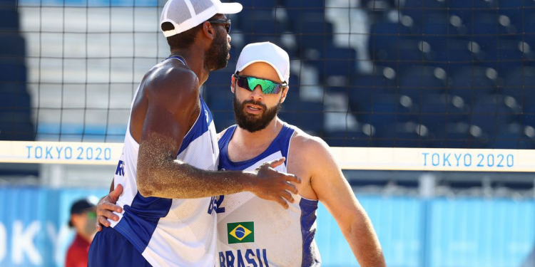 Olimpíada: Evandro e Bruno Schmidt seguem invictos no vôlei de praia