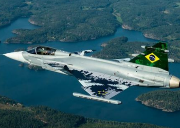 Gripen realiza teste Water Spray no Brasil