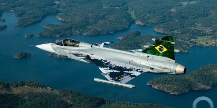 Gripen realiza teste Water Spray no Brasil