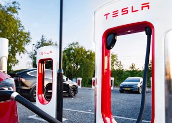 Tesla vai abrir rede de carregadores para carros de outras marcas