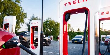 Tesla vai abrir rede de carregadores para carros de outras marcas