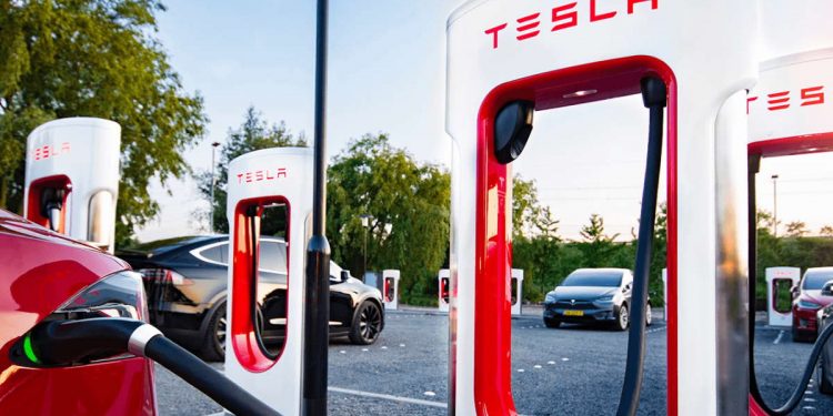 Tesla vai abrir rede de carregadores para carros de outras marcas
